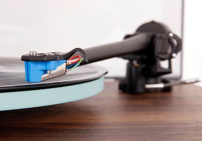 Rega Planar 2 SE Walnut Swiss Edition, Bundle - Set verfügbar