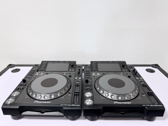 2nd Hand: Pioneer CDJ-2000Nexus + 2x Fligtcases, Set verfügbar