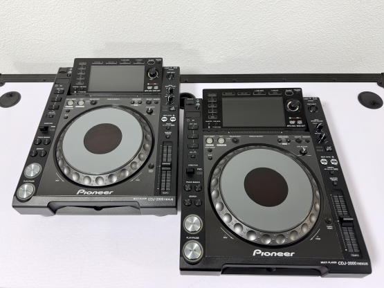 2nd Hand: Pioneer CDJ-2000Nexus + 2x Fligtcases, Set verfügbar