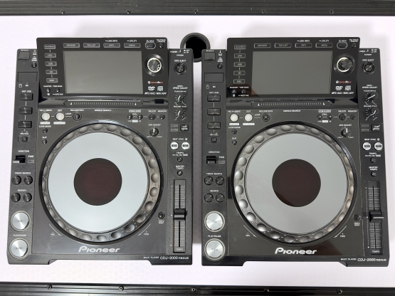 2nd Hand: Pioneer CDJ-2000Nexus + 2x Fligtcases, Set verfügbar
