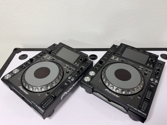 2nd Hand: Pioneer CDJ-2000Nexus + 2x Fligtcases, Set verfügbar