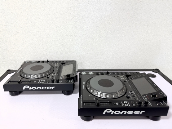 2nd Hand: Pioneer CDJ-2000Nexus + 2x Fligtcases, Set verfügbar