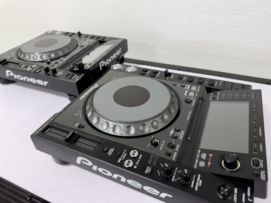 2nd Hand: Pioneer CDJ-2000Nexus + 2x Fligtcases, Set verfügbar