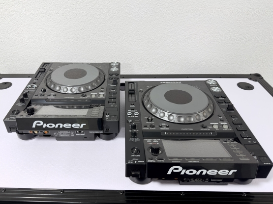 2nd Hand: Pioneer CDJ-2000Nexus + 2x Fligtcases, Set verfügbar