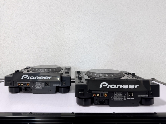 2nd Hand: Pioneer CDJ-2000Nexus + 2x Fligtcases, Set verfügbar